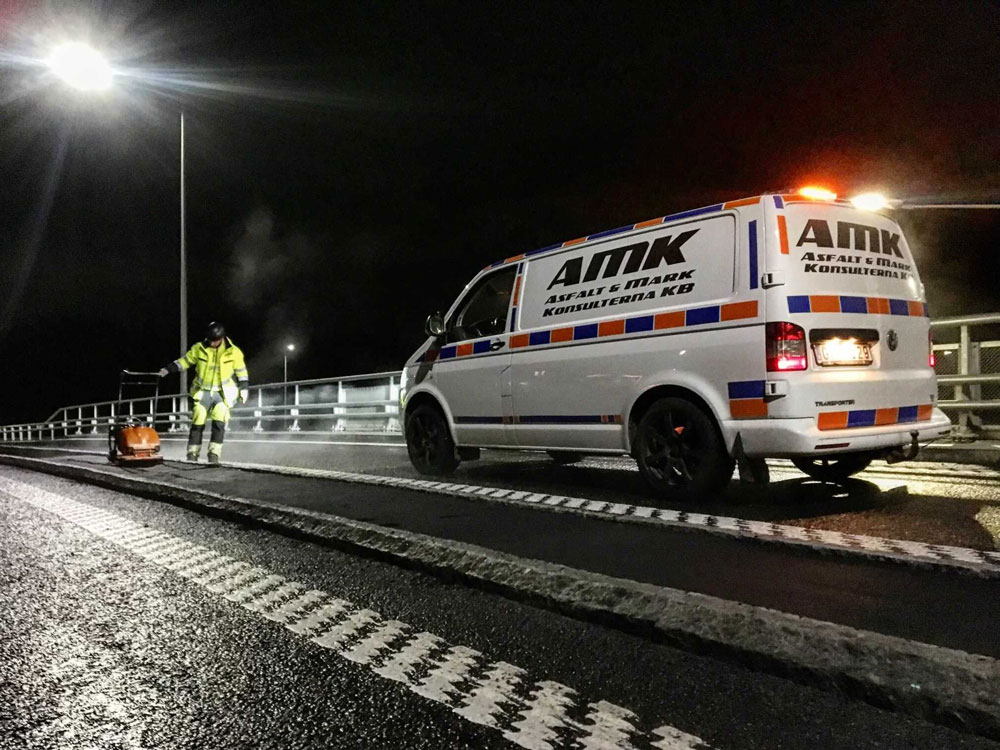 AMKs bil parkerad på en väg