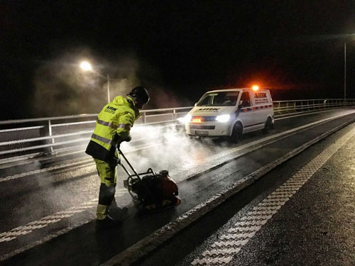 Asfalt läggs på en väg av AMK