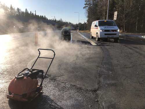 Asfalt läggs på en väg av AMK